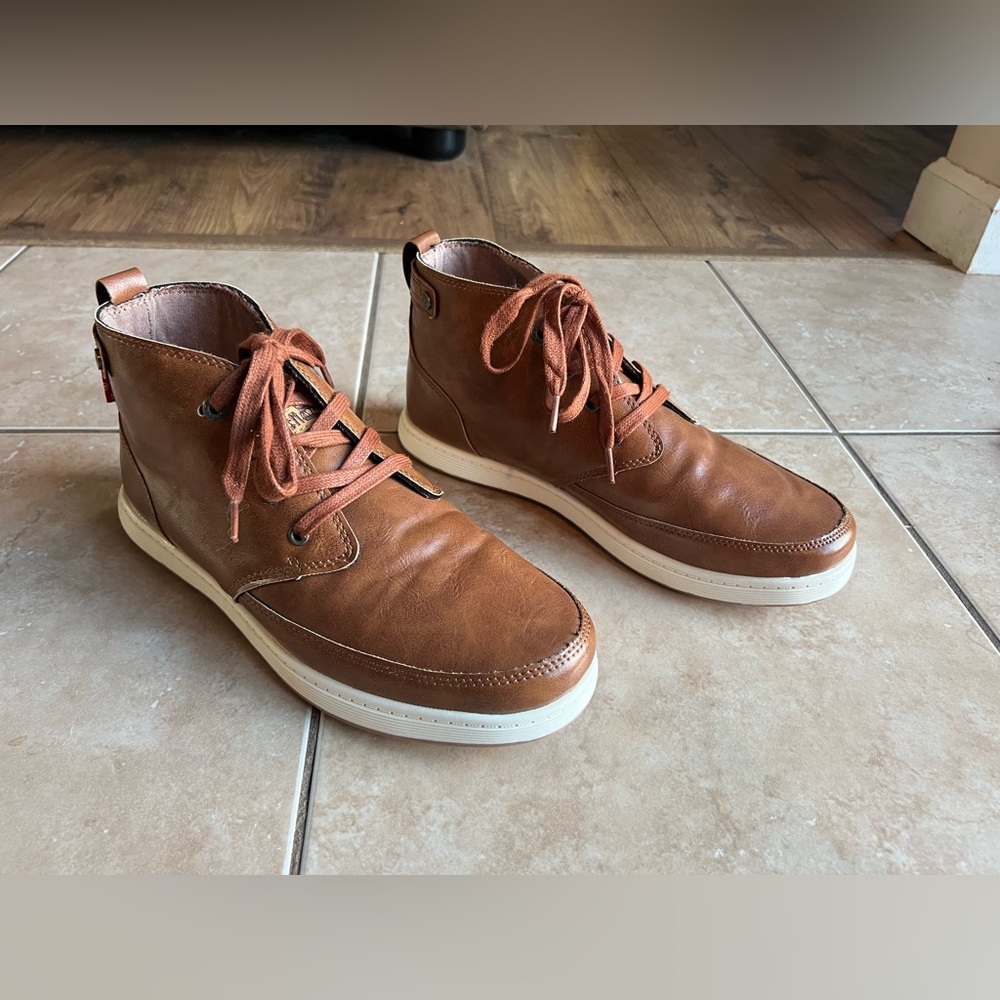Levi’s boot shoes sneakers tan brown sz 8.5